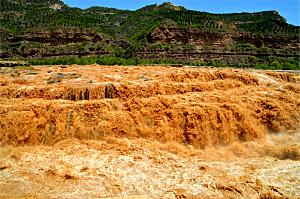 黄河壶口瀑布黄河水