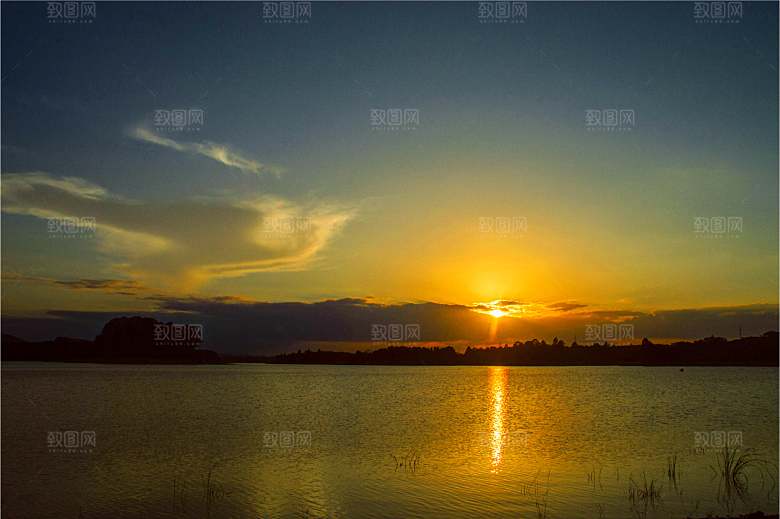 海南儋州云月湖夕阳西下
