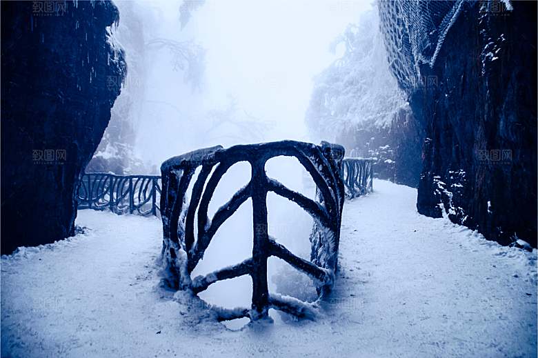 湖南 张家界天门山雪景