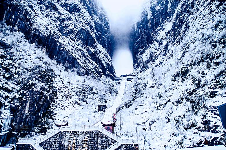 湖南 张家界天门山雪景