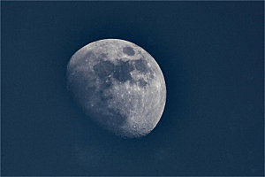 天空的月亮特写图片