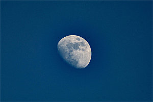 天空的月亮特写图片