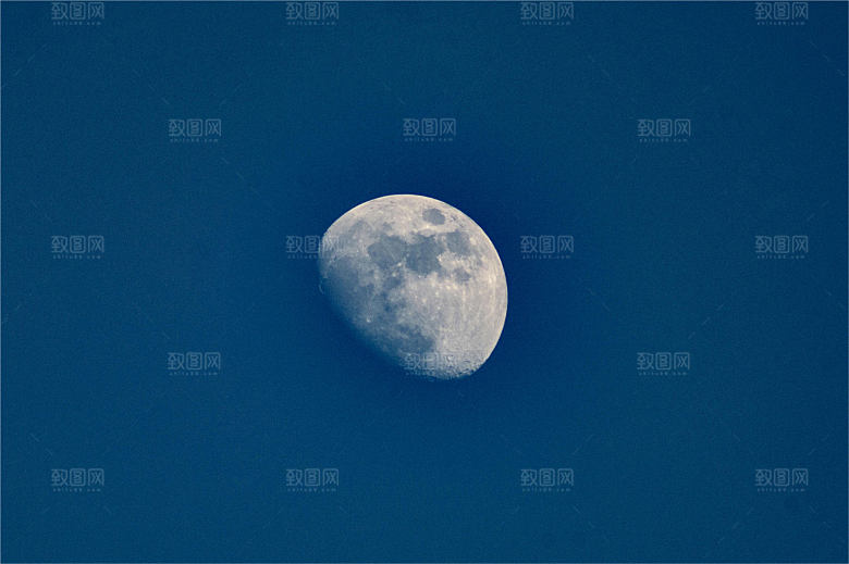 天空的月亮特写图片