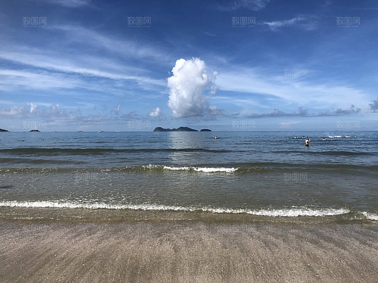 一朵孤独的云朵与一片茫茫大海