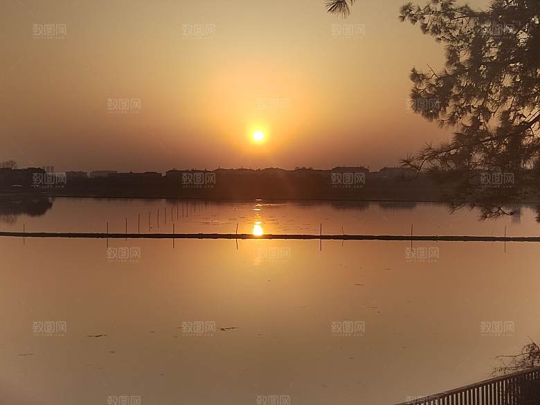 水天一色下的湖边落日
