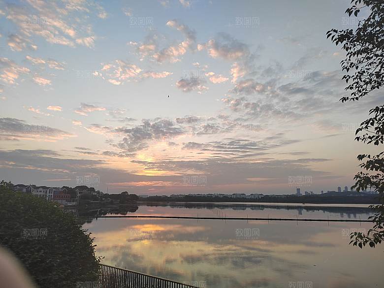 水天一色下的湖边落日