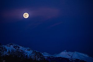 冬日雪山蓝色星空月亮图片