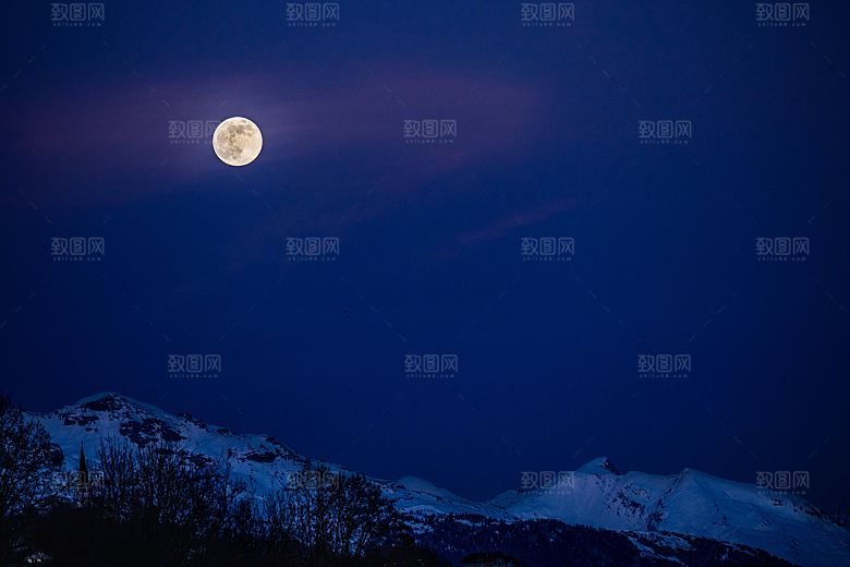 冬日雪山蓝色星空月亮图片