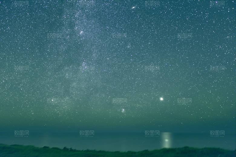 海岸星空仙女座星系摄影图片