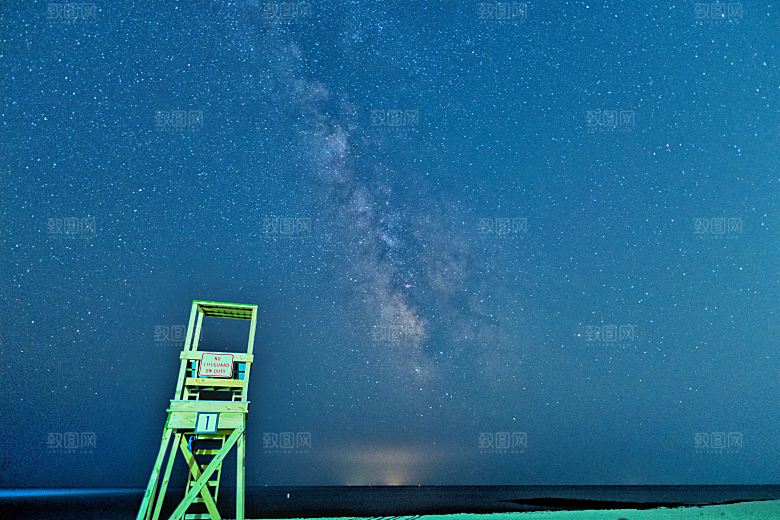 海边蓝色星空繁星点点图片