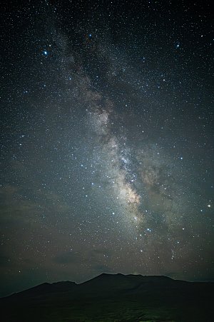 夏日夜空银河宇宙星系摄影图片