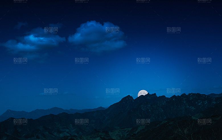 月亮慢慢爬上山坡的图片