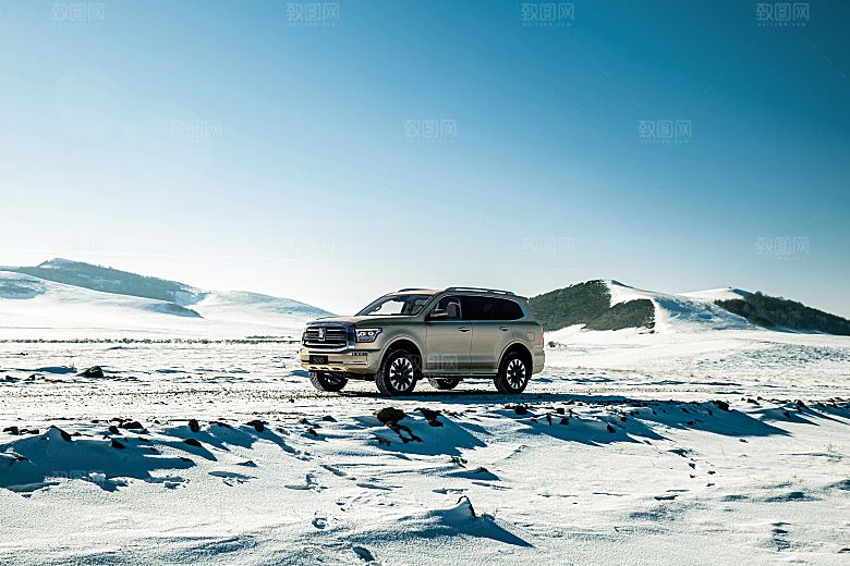 冬季雪地上行驶的越野汽车图片