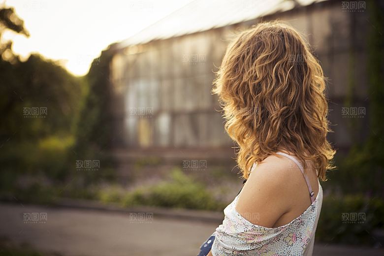 清新唯美杂志风文艺女生女孩情感背景摄影图