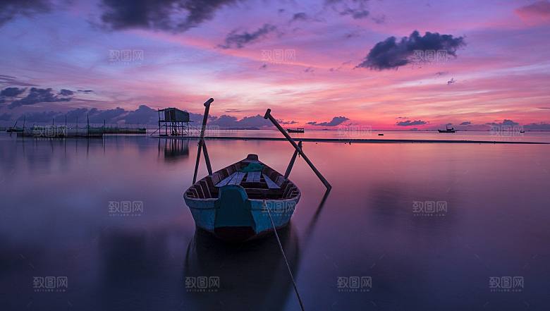 小船粉色系清新唯美自然风景晚霞摄影背景图