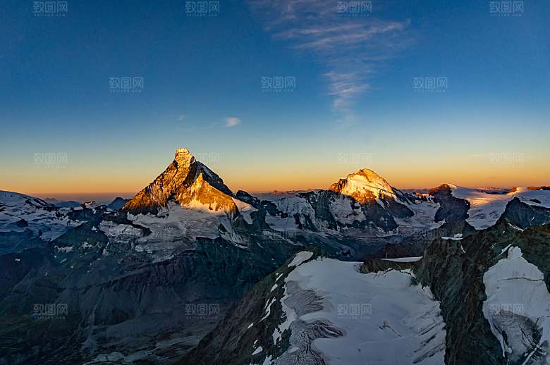 高山登山雪山河流白云蓝天自然好风光