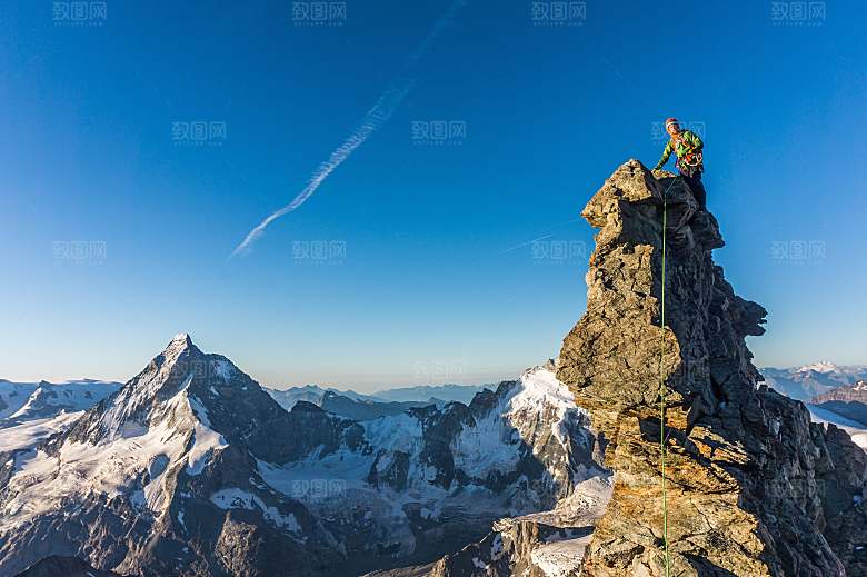 高山登山雪山河流白云蓝天自然好风光