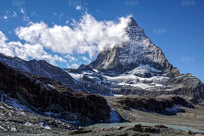 高山登山雪山河流白云蓝天自然好风光