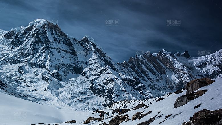 高山登山雪山河流白云蓝天自然好风光