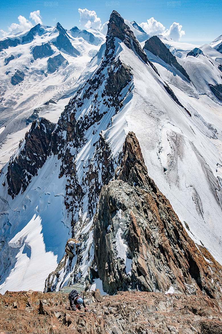 高山登山雪山河流白云蓝天自然好风光