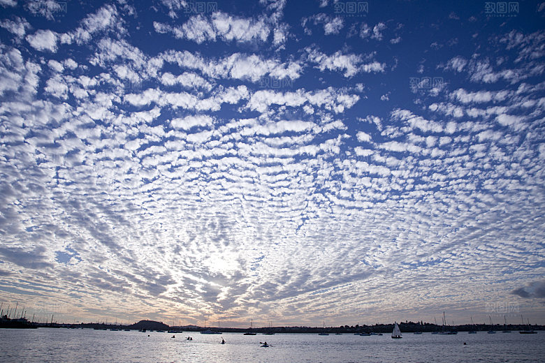 蓝色海边天空云朵