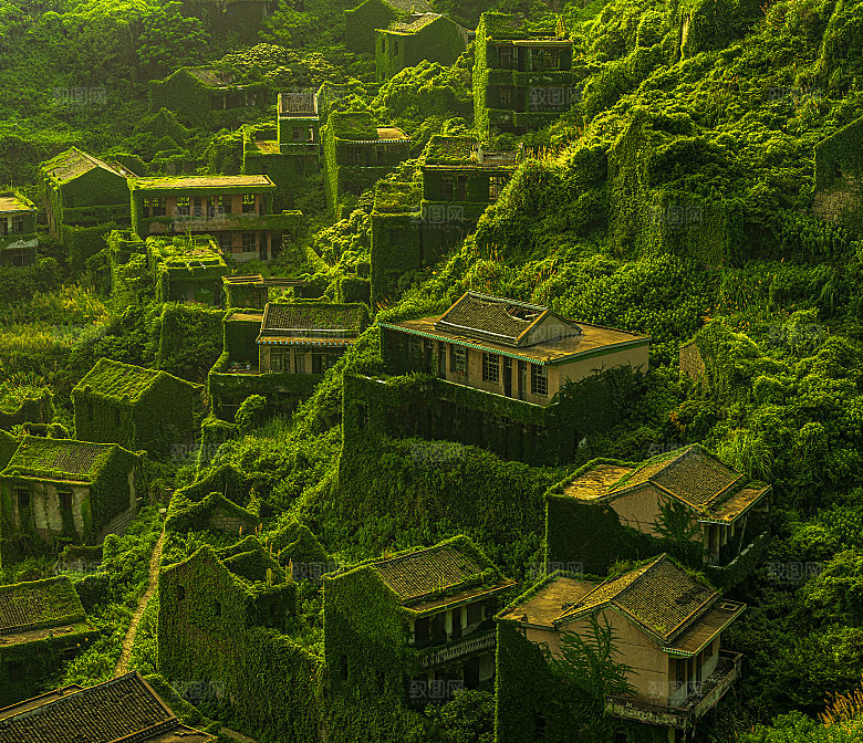 绿色建筑山峰小村庄