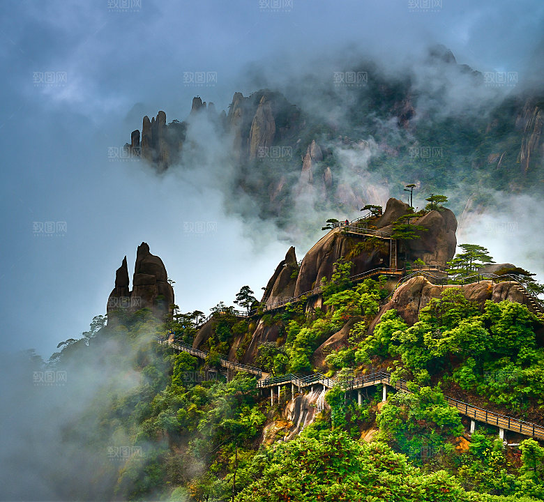 绿色云端云雾山峦森林