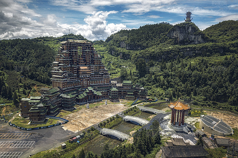 绿色风景区庙宇建筑