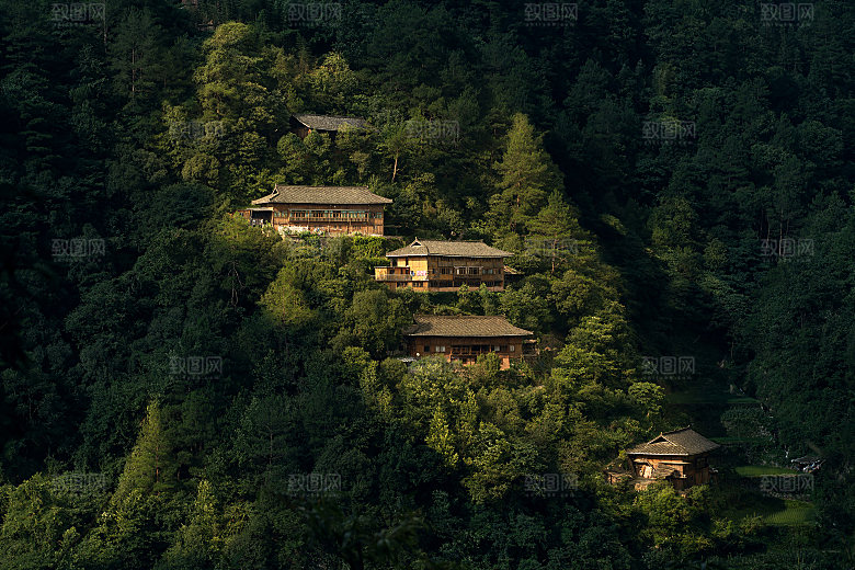 森林山峰山地森林房屋