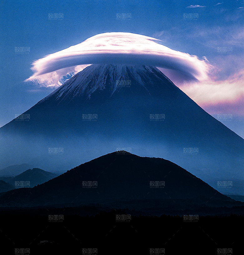 发光山顶山峰剪影