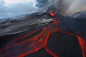 火山喷发岩浆喷发