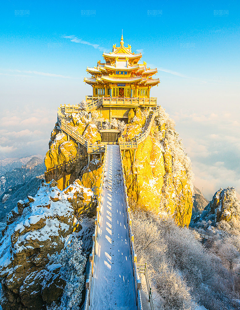 自然风景黄色供电雪山