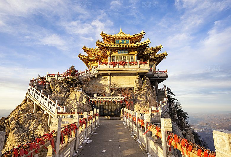 蓝色天空庙宇图片