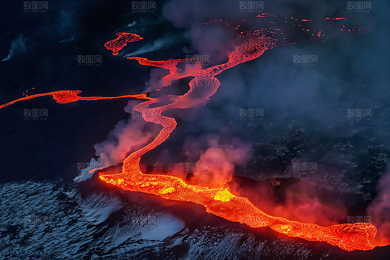 火山夜晚红色火焰流动