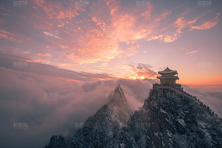 火烧云红色山峰景区夜晚风景