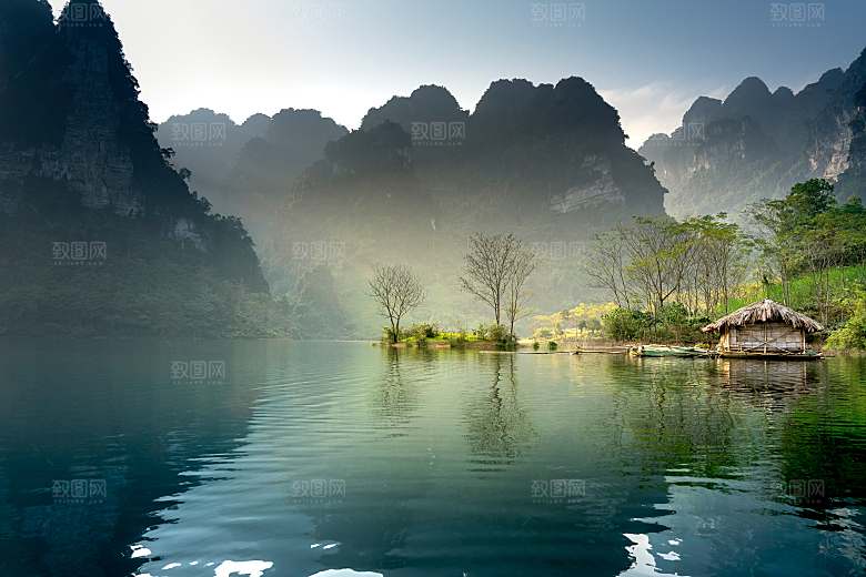 绿色风景山峰湖泊