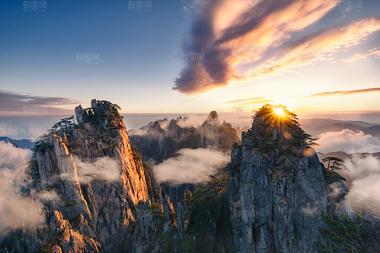 山峰云端云朵摄影图片