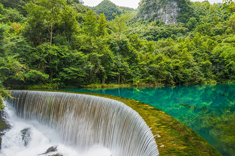 绿色瀑布自然风景图片