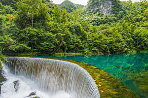 绿色瀑布自然风景图片