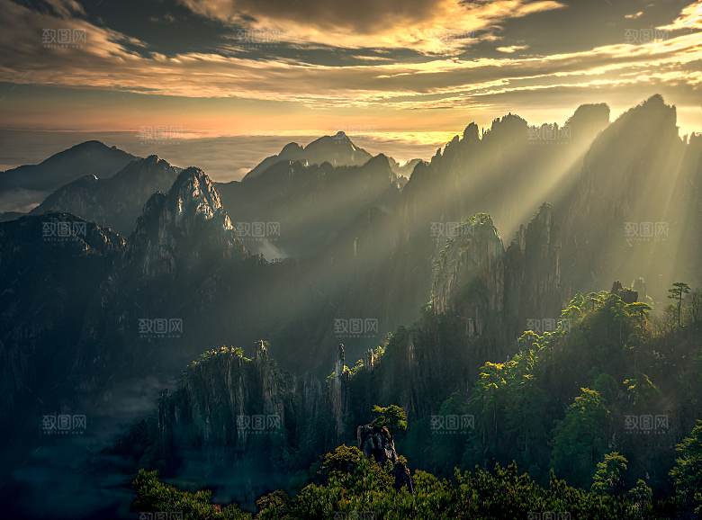 绿色山峰山顶阳光夕阳