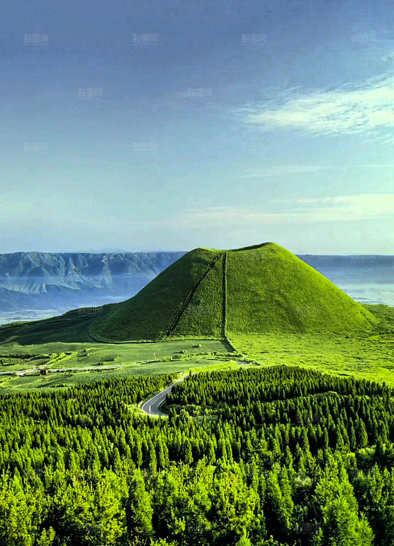 山峰云雾缭绕风景
