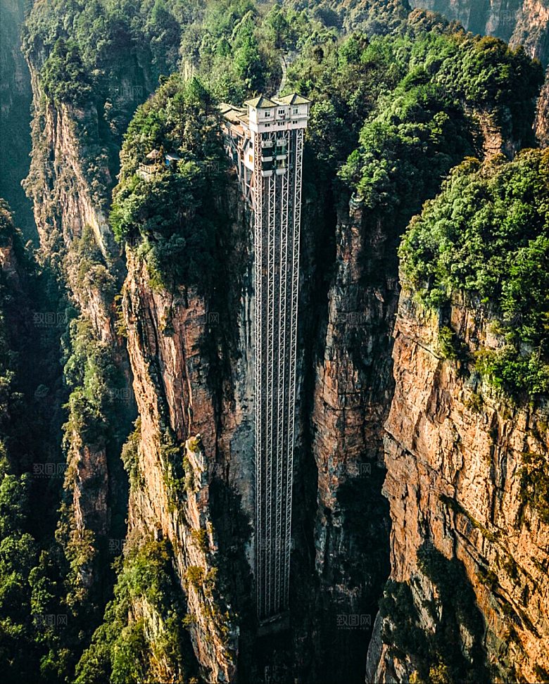 山峰云雾缭绕风景