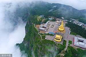 山峰云雾缭绕风景