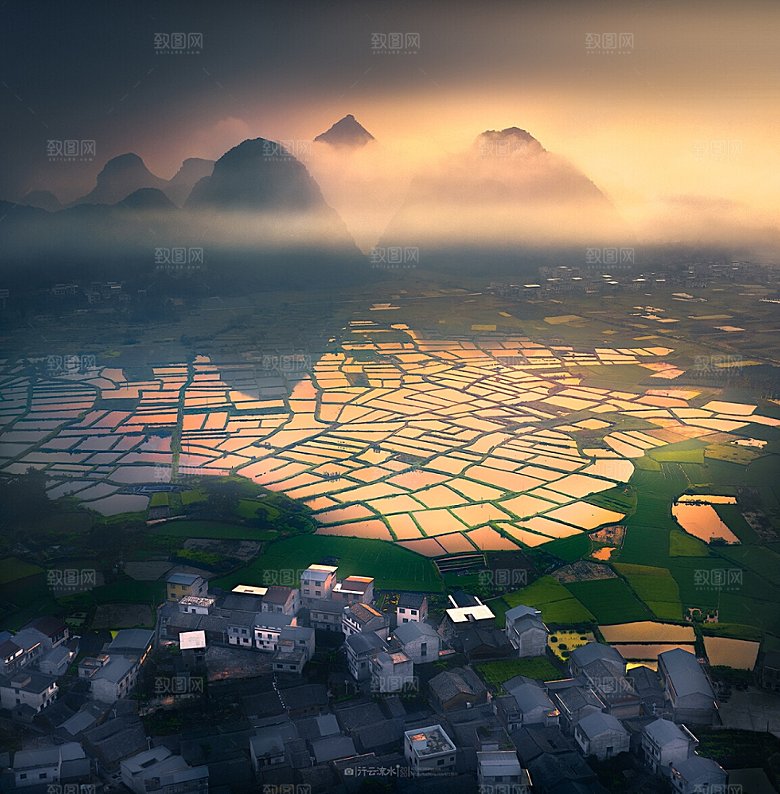 山峰云雾缭绕风景