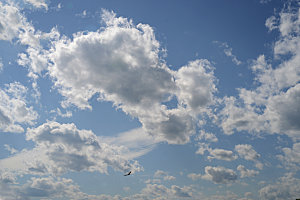蓝色天空白云创意摄影