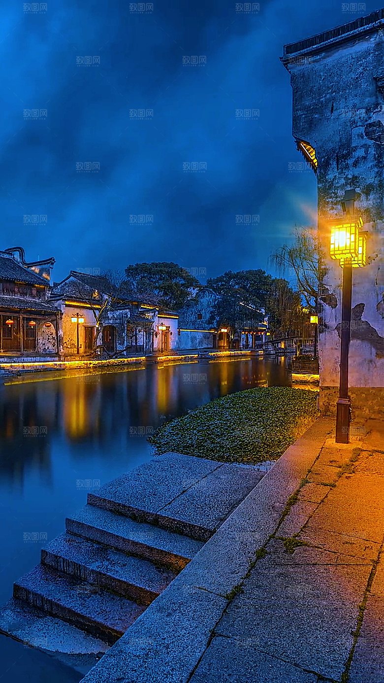 夜晚家乡小院家庭庭院图