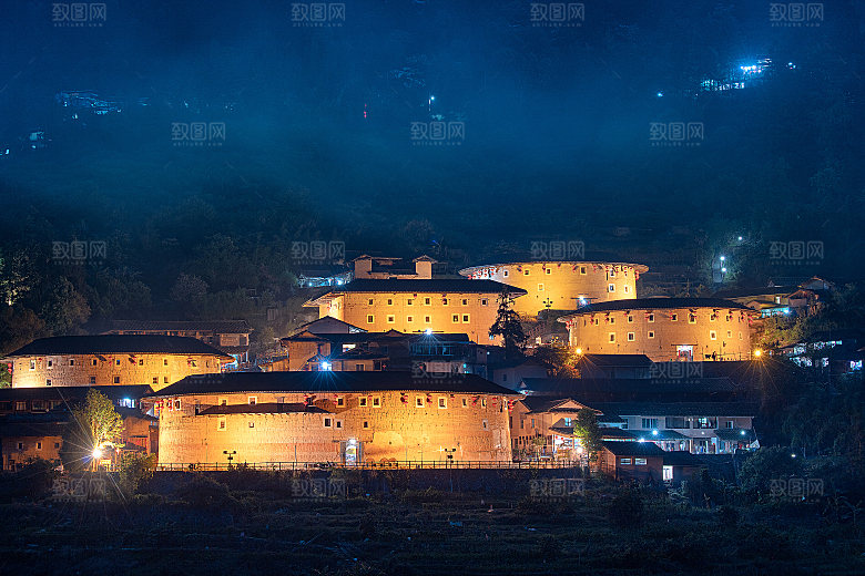 夜晚家乡小院家庭庭院图
