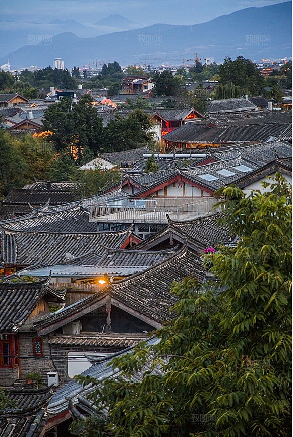 夜晚家乡小院家庭庭院图
