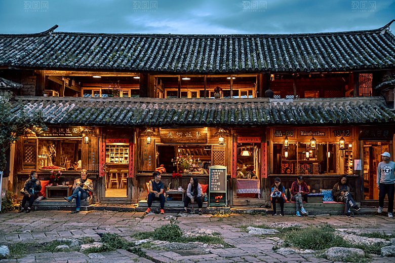 夜晚家乡小院家庭庭院图