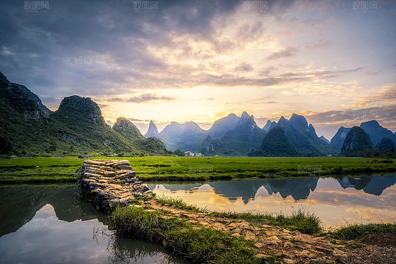 自然风景林间山色摄影图